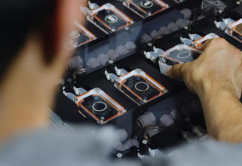 Samsung планирует начать выпуск 4-нм чипов для мозговых имплантов Neuralink в следующем году