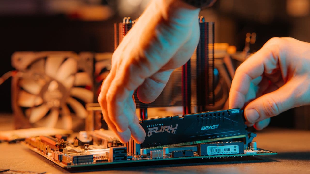 Иск против Samsung, SK Hynix и Micron связал рост цен на память с переходом на HBM для ИИ-центров