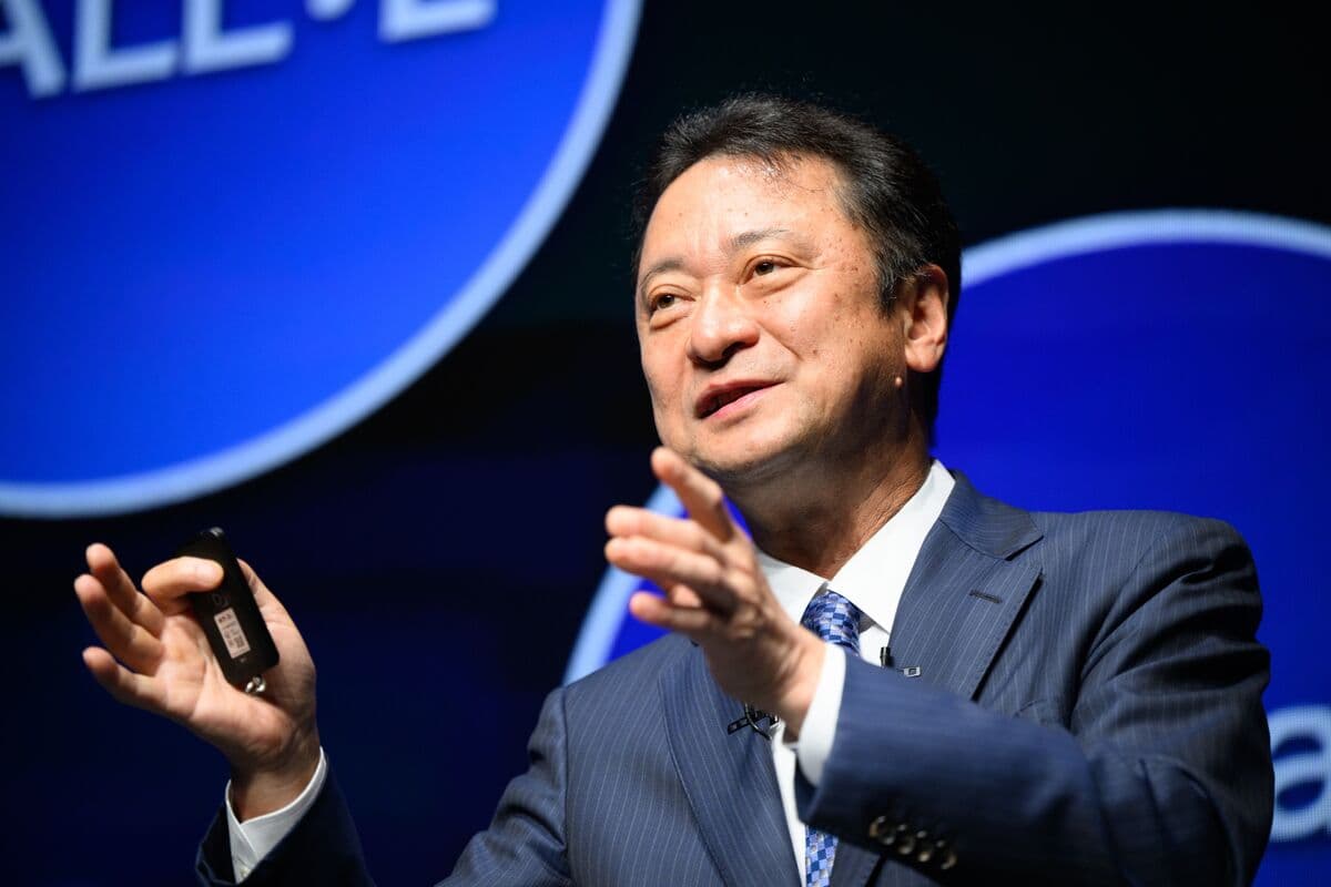 SoftBank планирует запустить AI-облачные сервисы в США в следующем финансовом году
