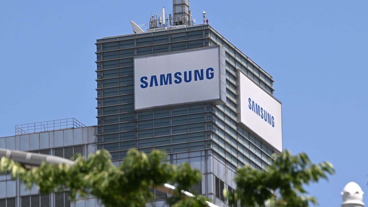 Южная Корея объявила план инвестиций на 800 трлн вон с участием Samsung и SK Hynix для расширения производства памяти и HBM