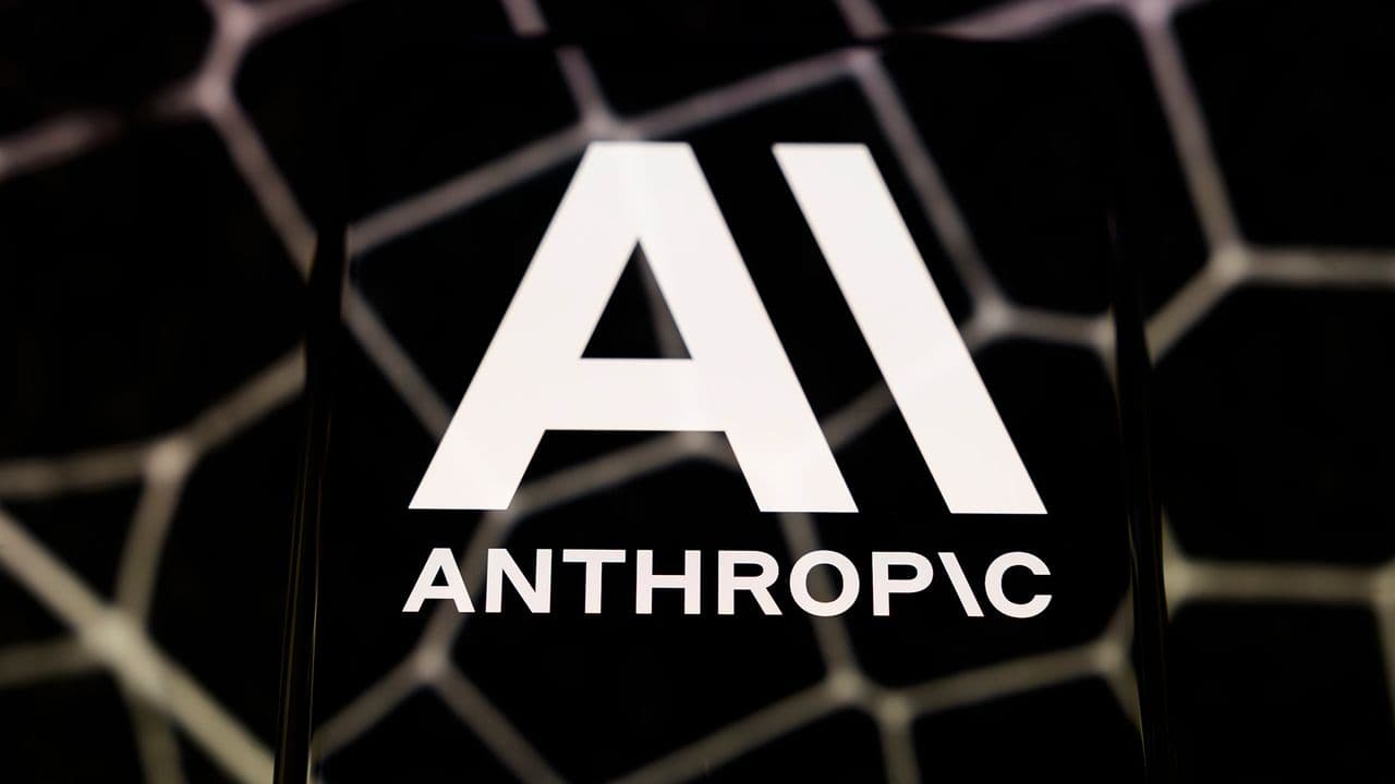 Anthropic приостанавливает системы Fabel и Mythos для всех пользователей из‑за заявленного риска jailbreak