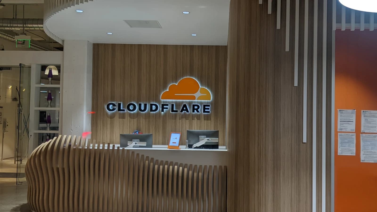 Вывеска Cloudflare у офиса компании