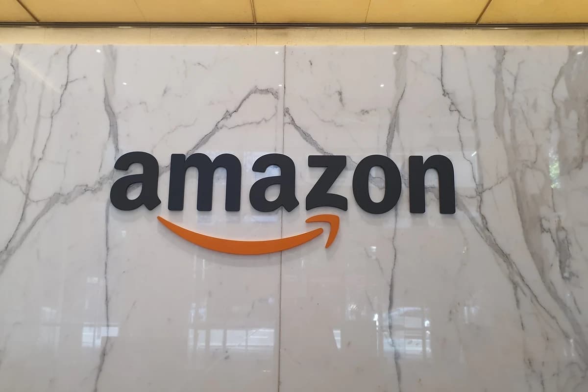 Вывеска Amazon на здании компании