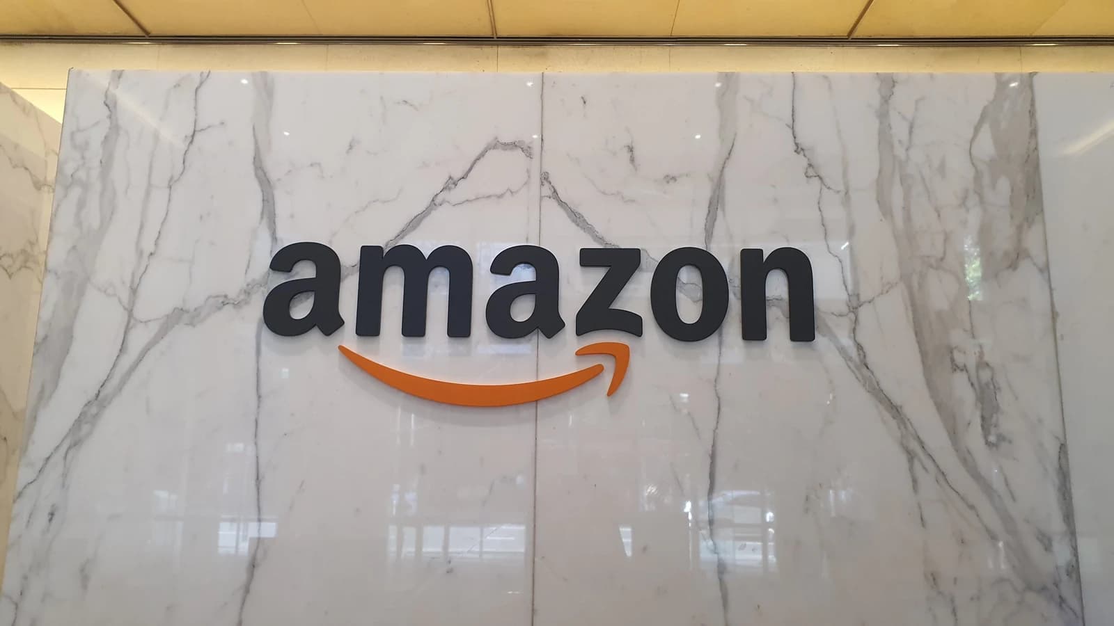 Вывеска Amazon на здании компании