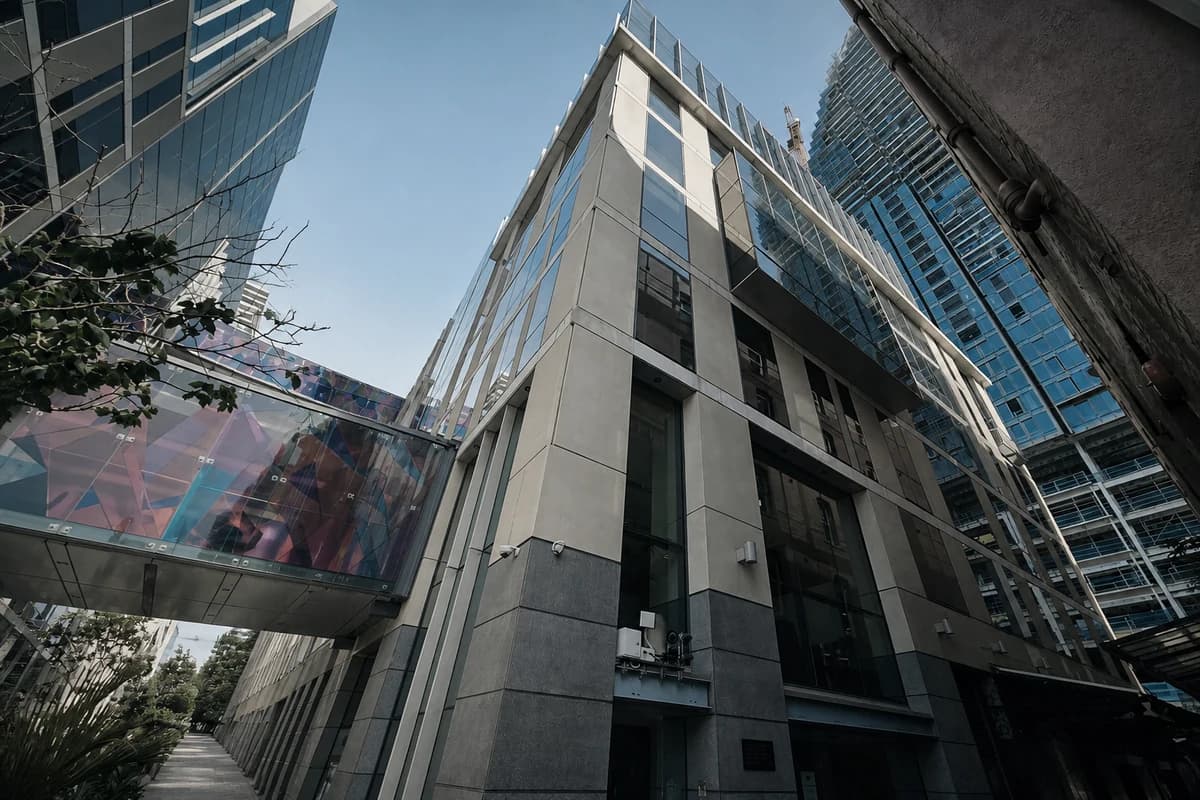 Логотип EY на здании офиса компании