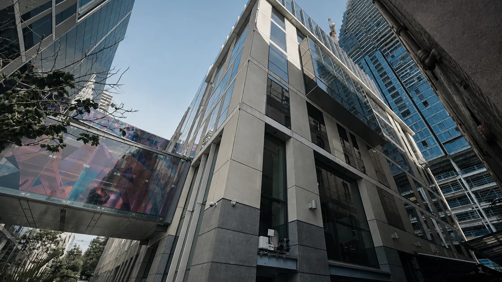 Логотип EY на здании офиса компании