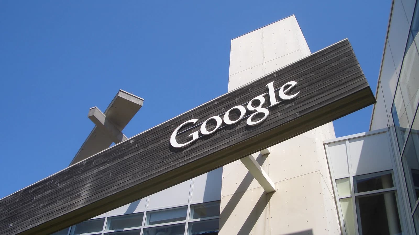 Вывеска Google у штаб-квартиры компании в Маунтин-Вью