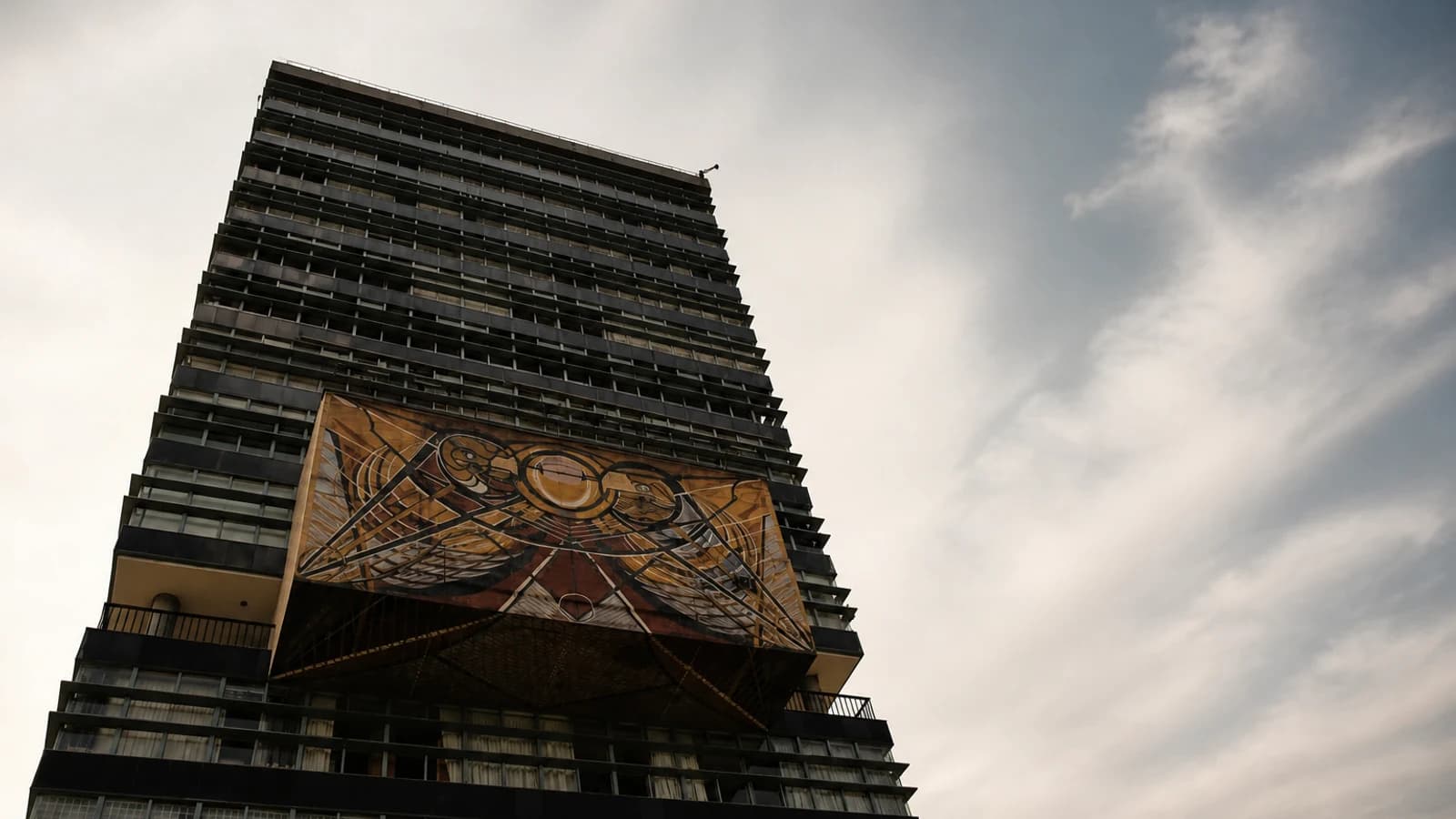 Здание ректората UNAM в кампусе Ciudad Universitaria в Мехико