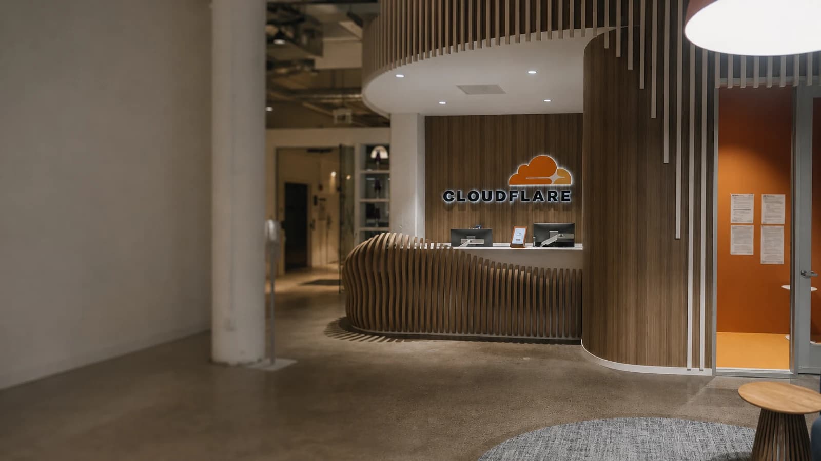 Вывеска Cloudflare на офисе компании