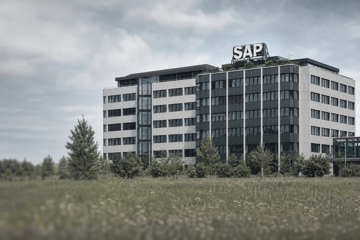 Вывеска SAP у штаб-квартиры компании в Вальдорфе