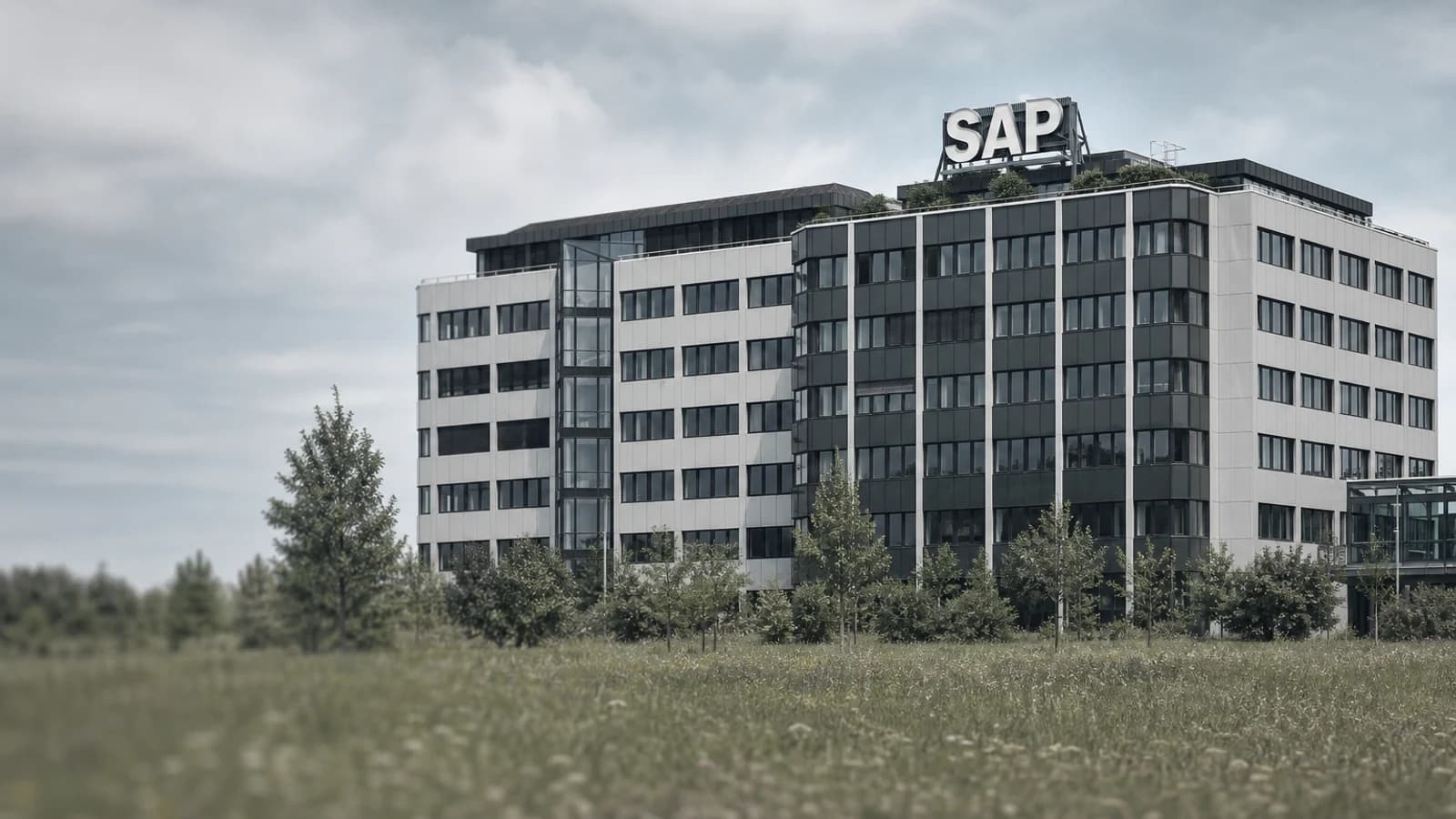 Вывеска SAP у штаб-квартиры компании в Вальдорфе