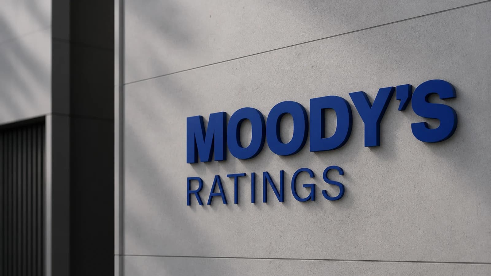 Вывеска Moody’s на офисе рейтингового агентства