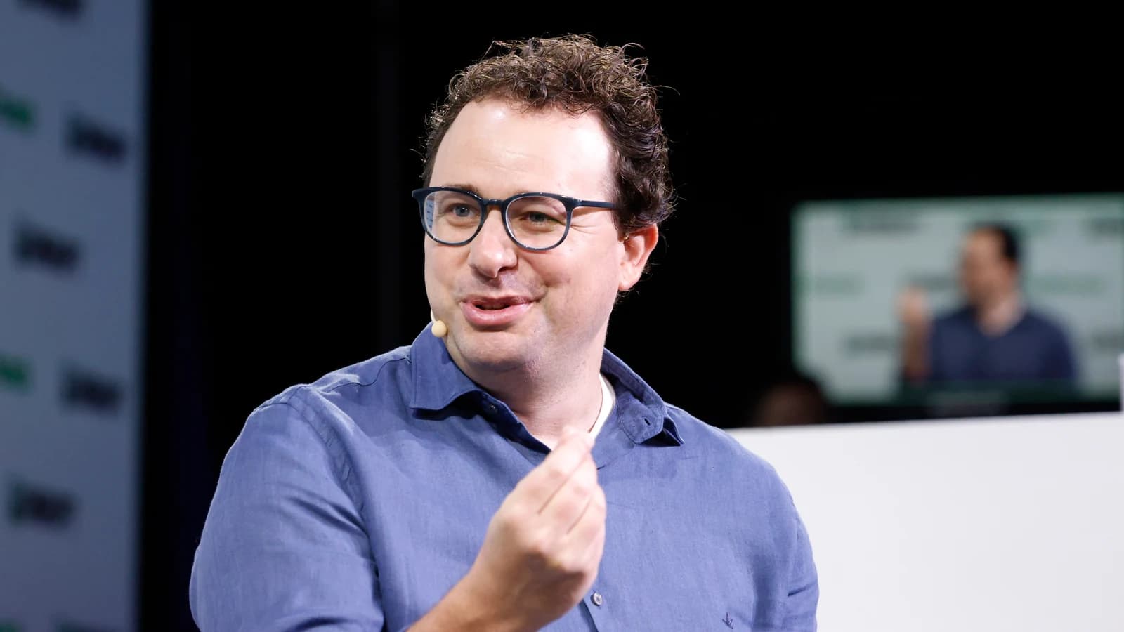 Дарио Амодеи выступает на сцене TechCrunch Disrupt.