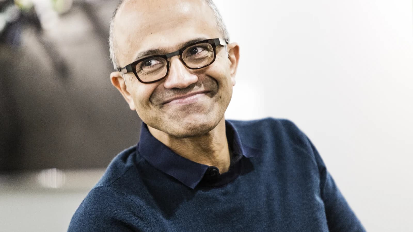 Сатья Наделла на портрете Microsoft.