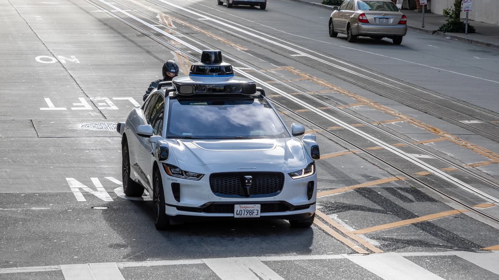 Беспилотное такси Waymo Jaguar I-Pace на городской улице