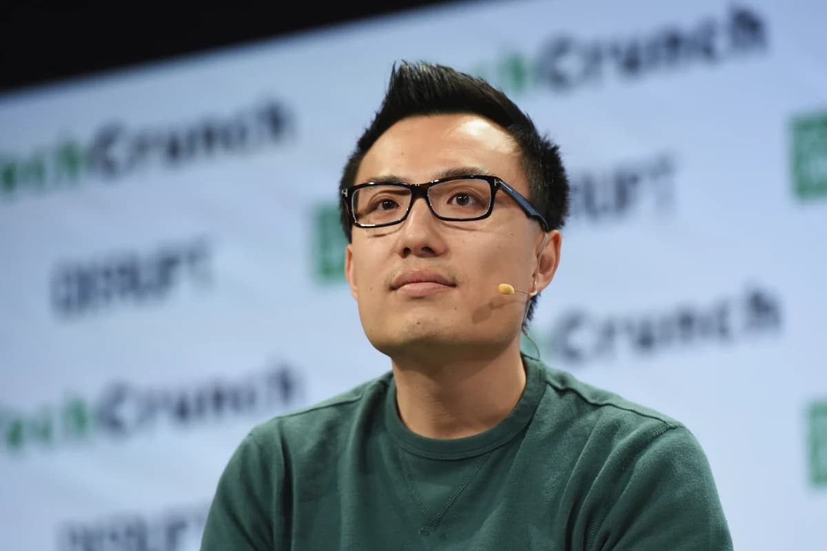 Сооснователь и глава DoorDash Тони Сюй выступает на конференции TechCrunch Disrupt NY.