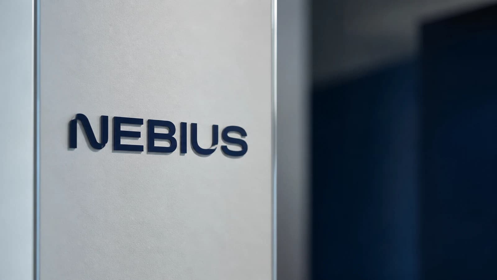 логотип Nebius в офисе или на стенде компании