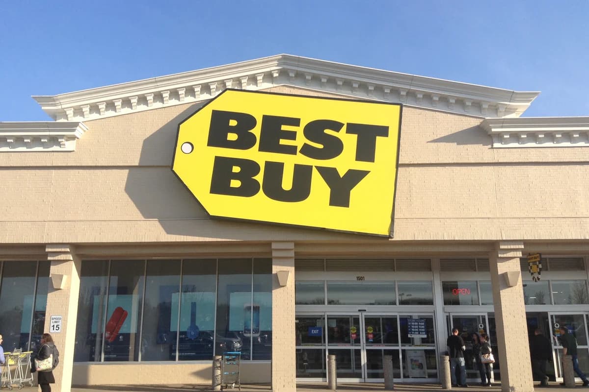 Фасад магазина Best Buy с крупной жёлтой вывеской.