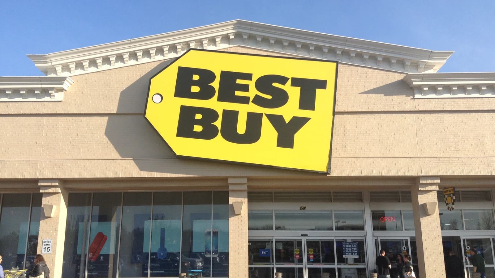 Фасад магазина Best Buy с крупной жёлтой вывеской.
