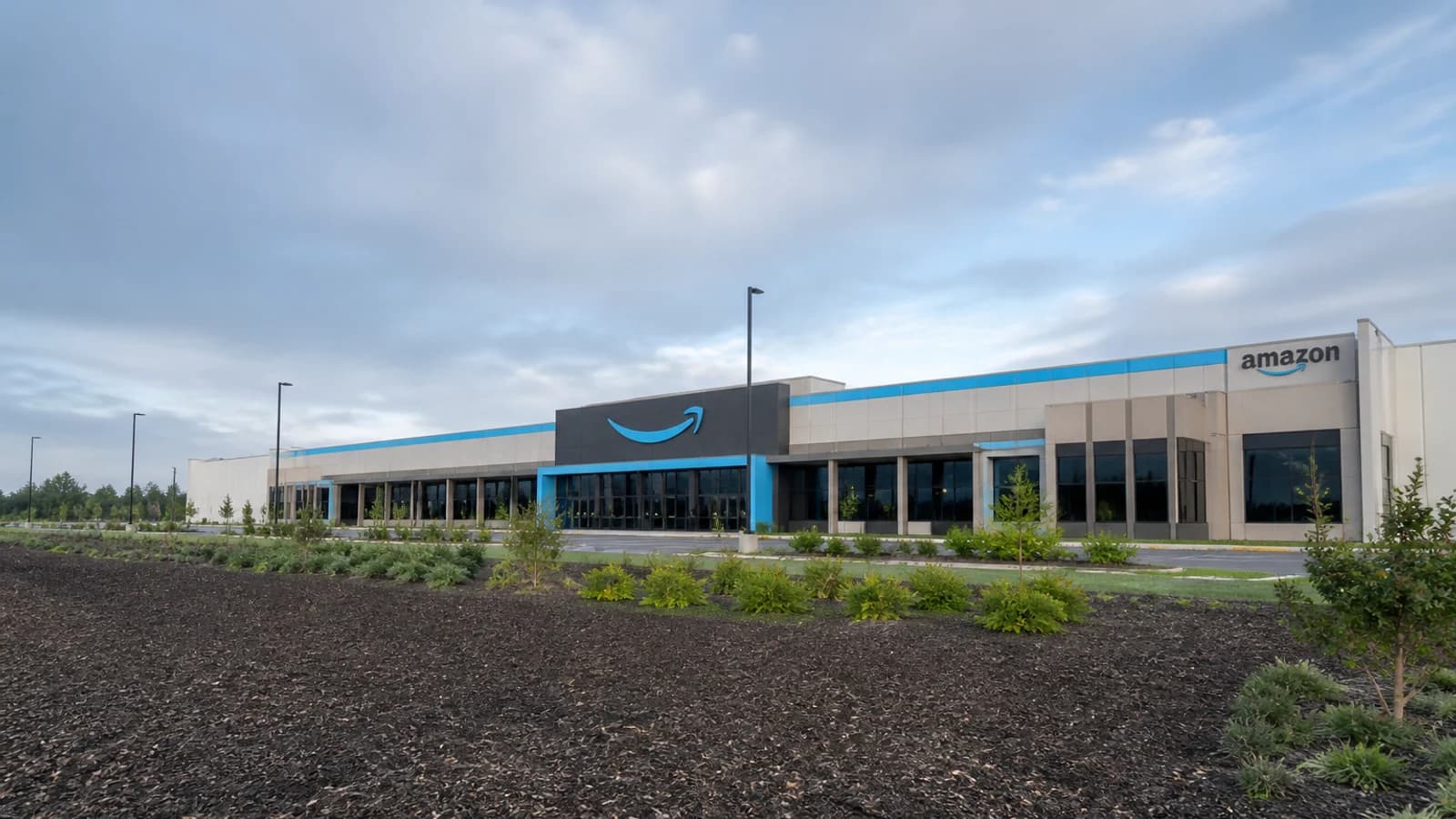 Вывеска Amazon на здании штаб-квартиры компании в Сиэтле