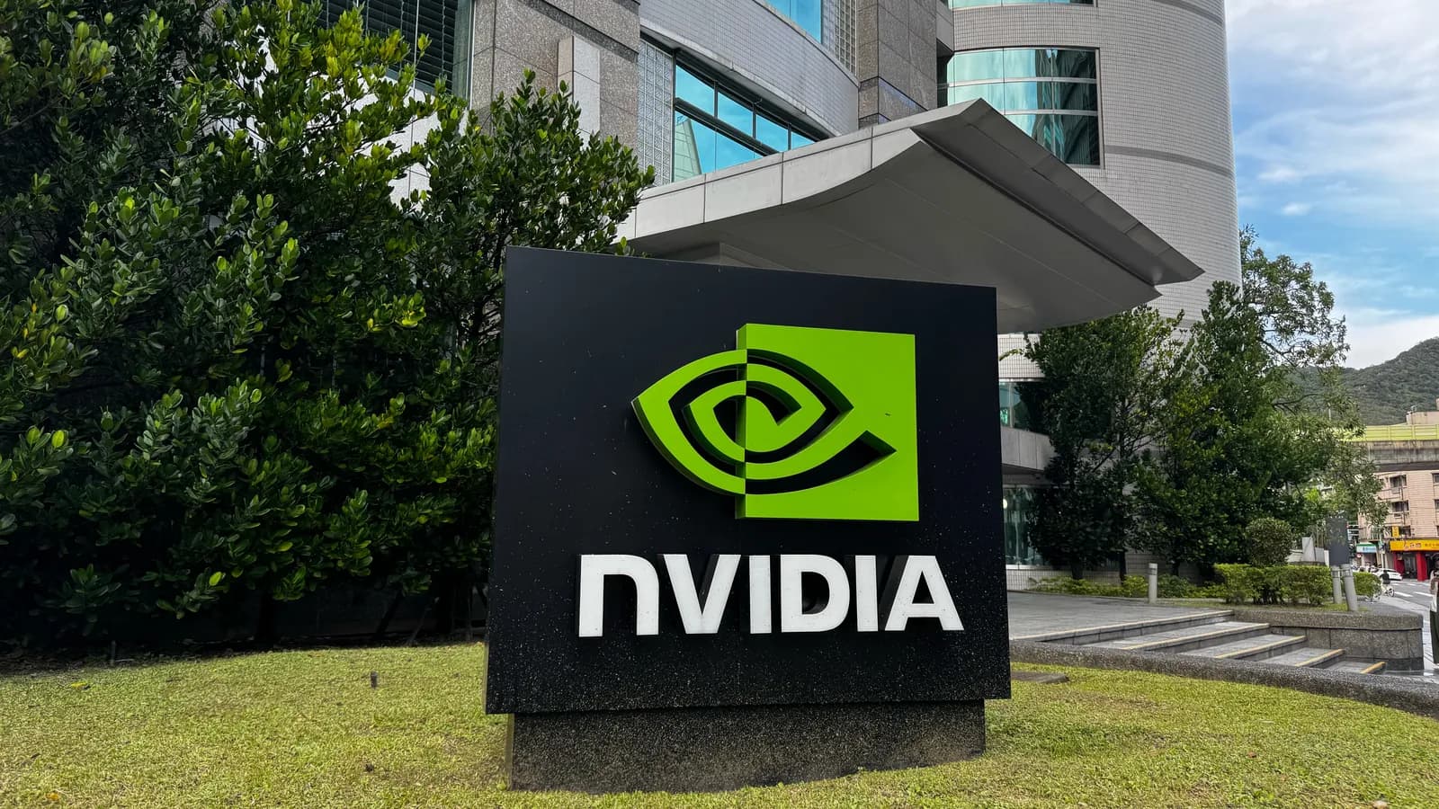 Вывеска Nvidia у штаб-квартиры компании