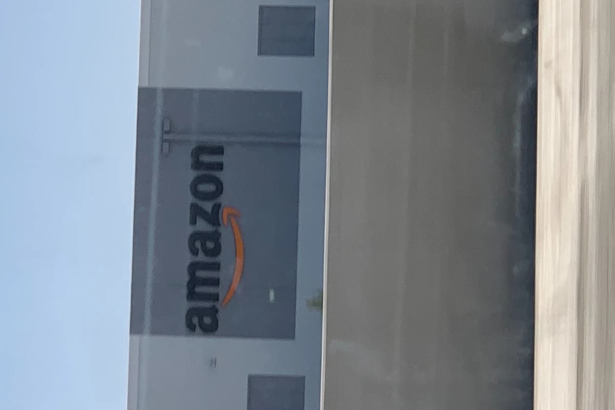 вывеска Amazon на здании компании