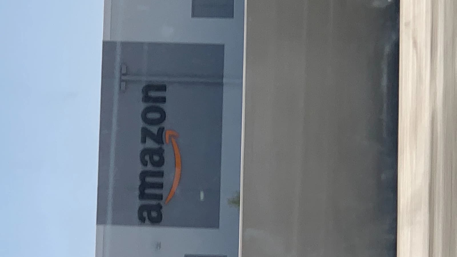 вывеска Amazon на здании компании