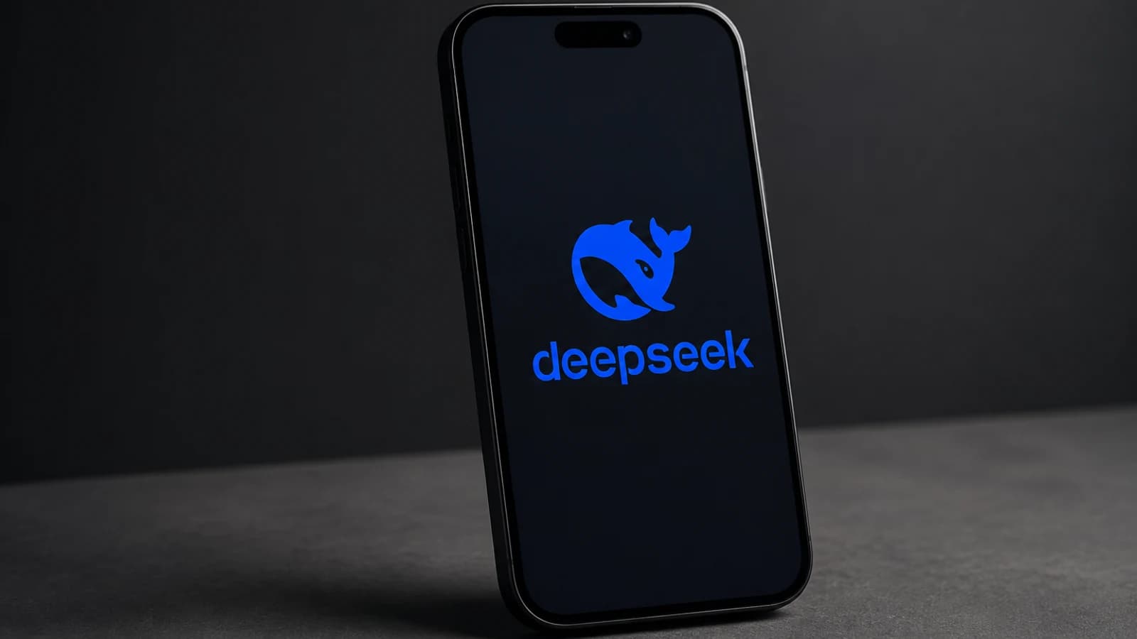 логотип DeepSeek на экране смартфона