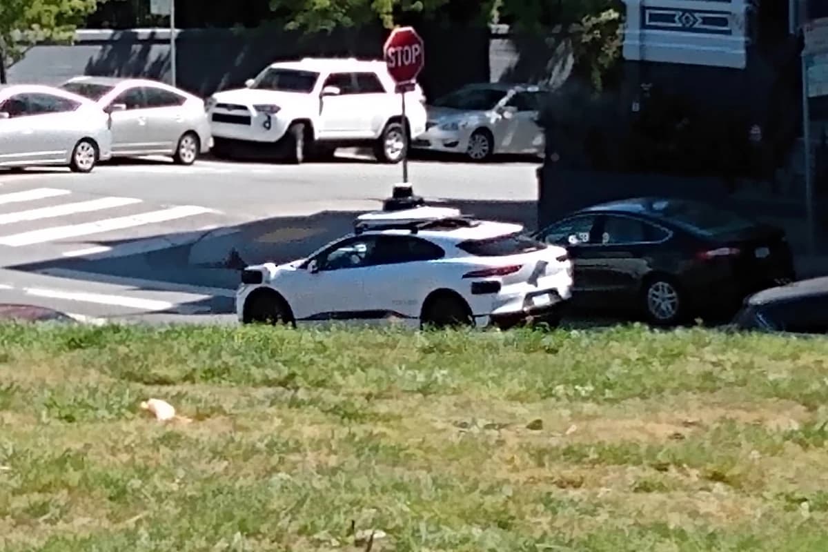 Тестовый беспилотный автомобиль Waymo на дороге