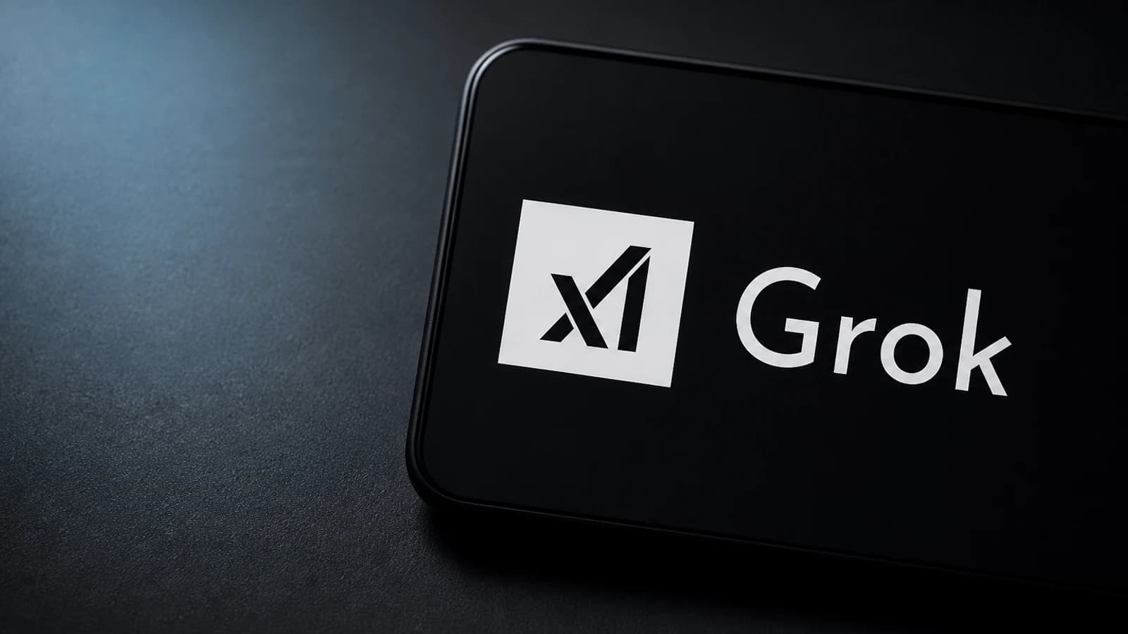 Логотип Grok и xAI на экране смартфона