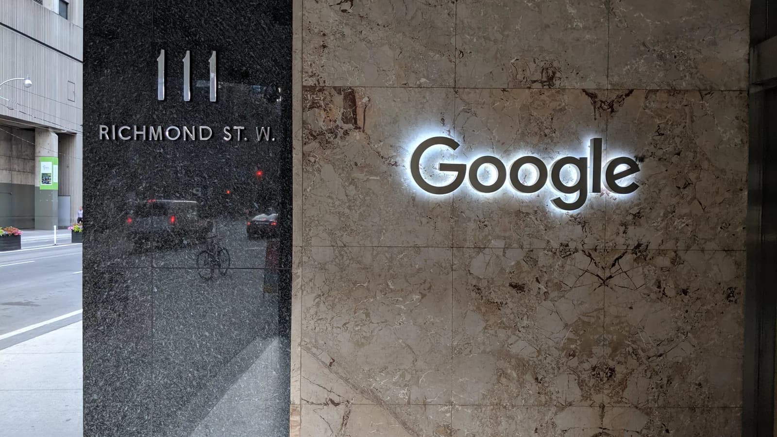 Вывеска Google у офиса компании