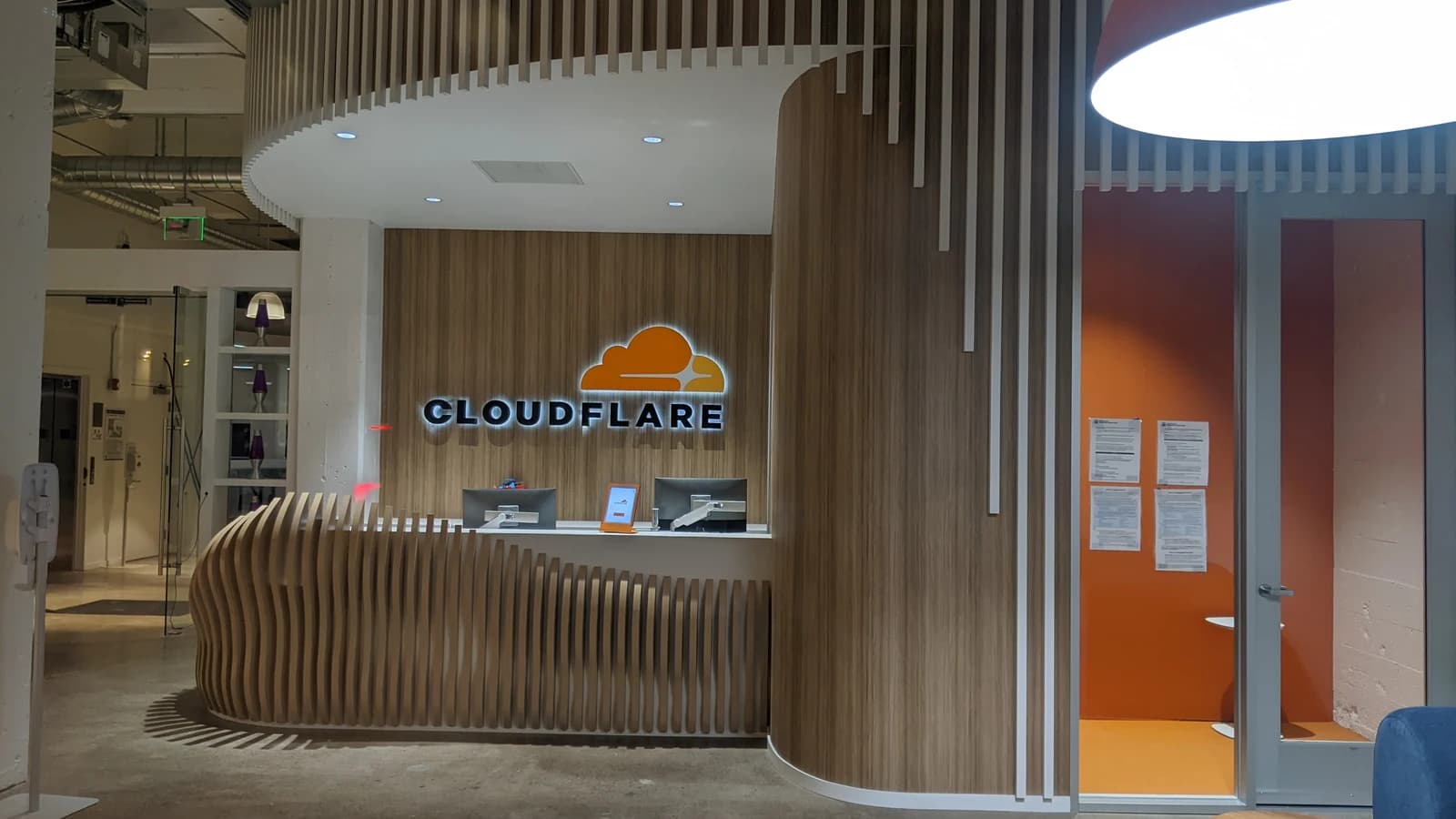 Вывеска Cloudflare в офисе компании