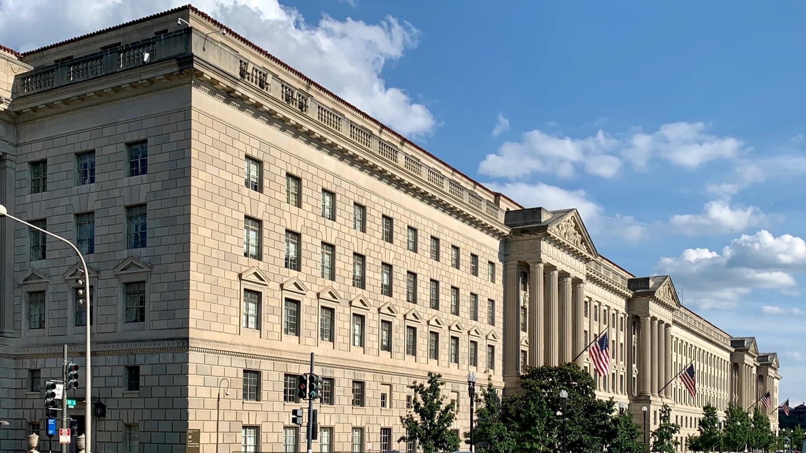 здание Министерства торговли США в Вашингтоне