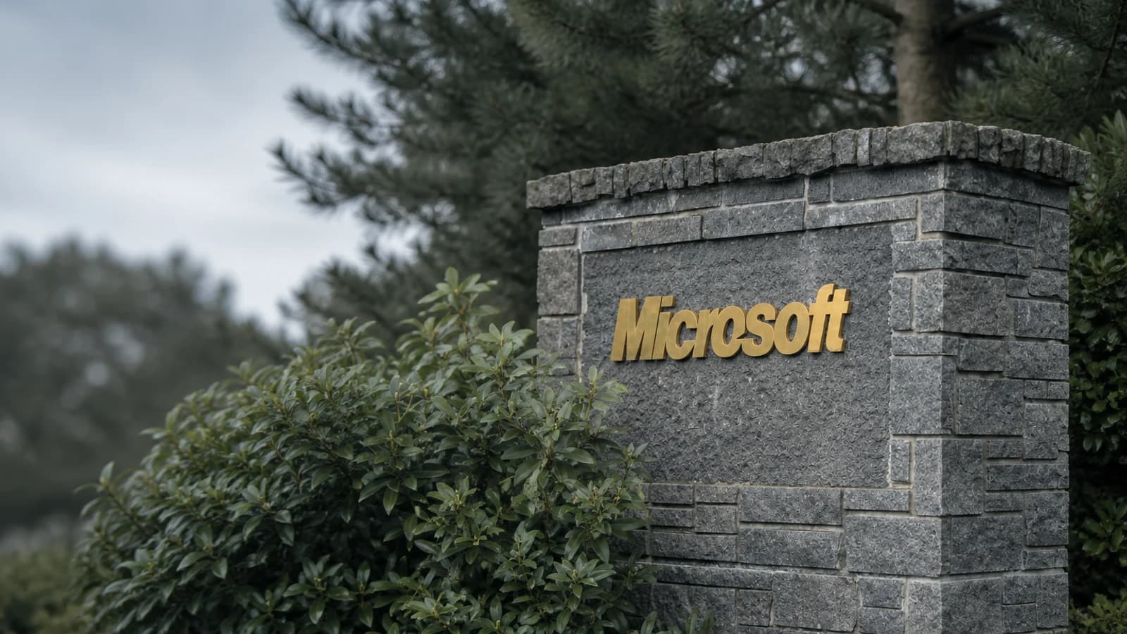 Вывеска Microsoft у штаб-квартиры компании в Редмонде