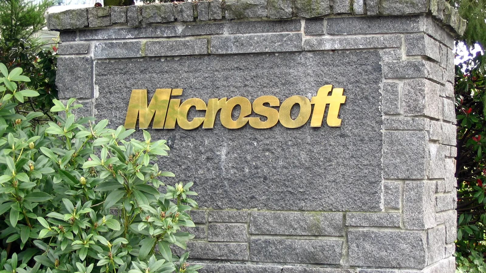Вывеска Microsoft у штаб-квартиры компании в Редмонде