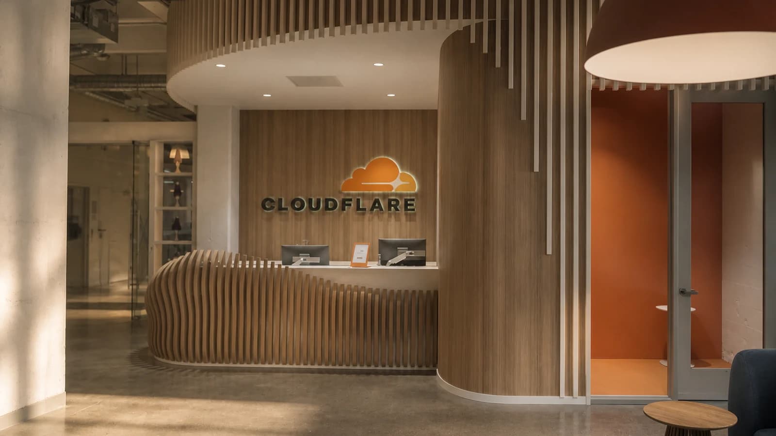 Вывеска Cloudflare на офисе компании