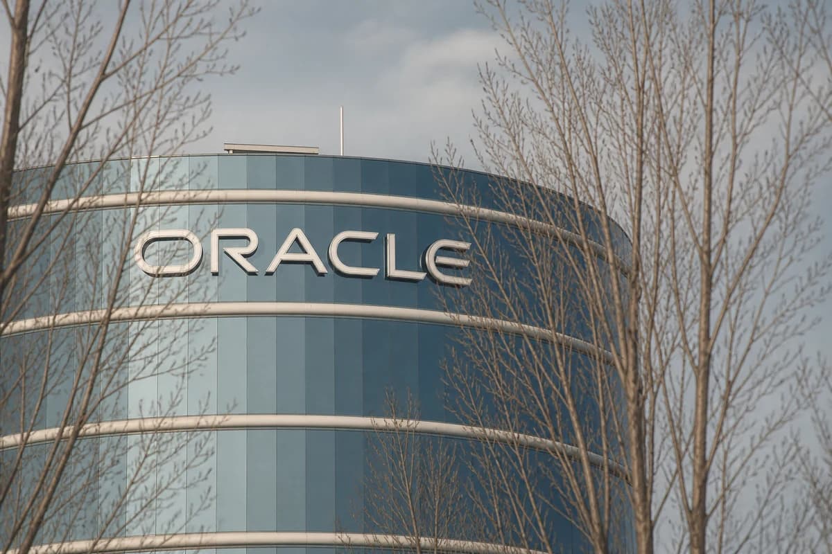 Логотип Oracle на штаб-квартире компании в Остине