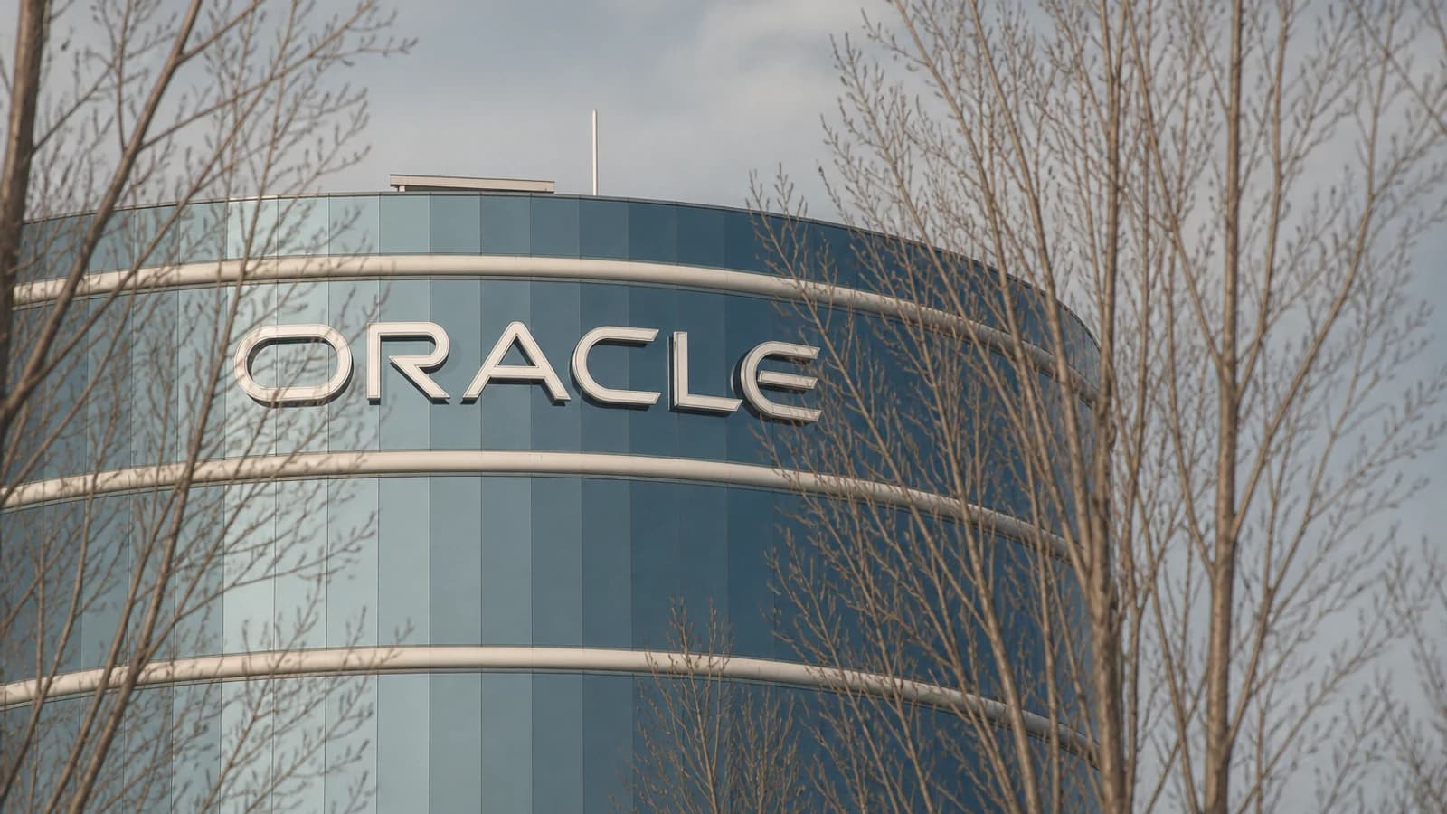 Логотип Oracle на штаб-квартире компании в Остине