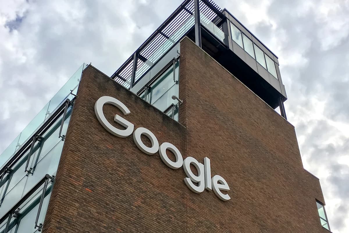 Вывеска Google на фасаде офисного здания компании в Дублине.