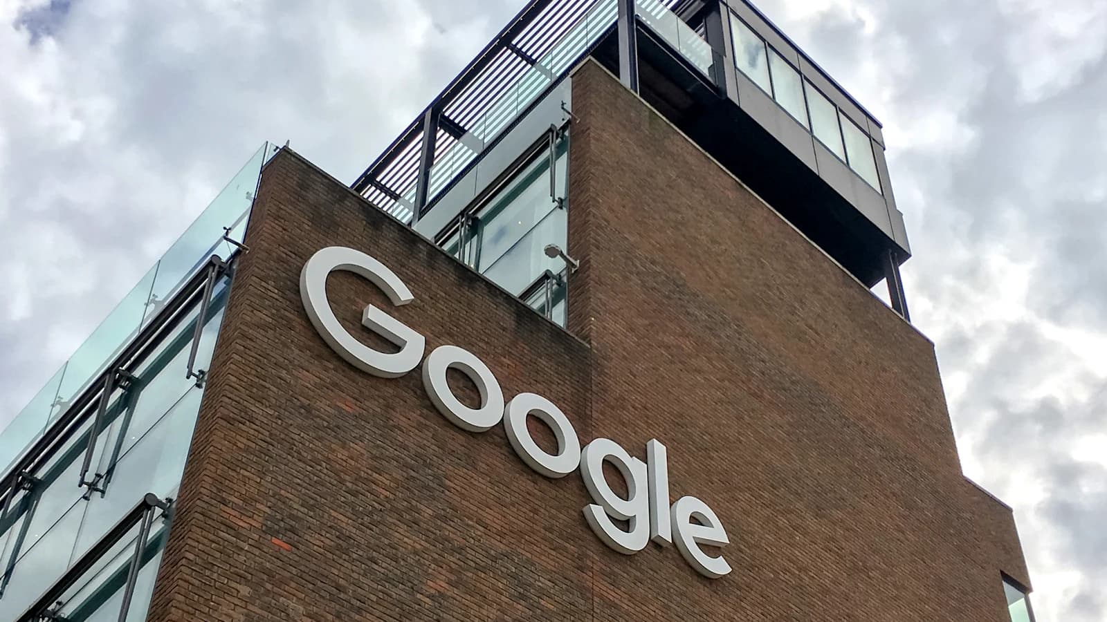 Вывеска Google на фасаде офисного здания компании в Дублине.
