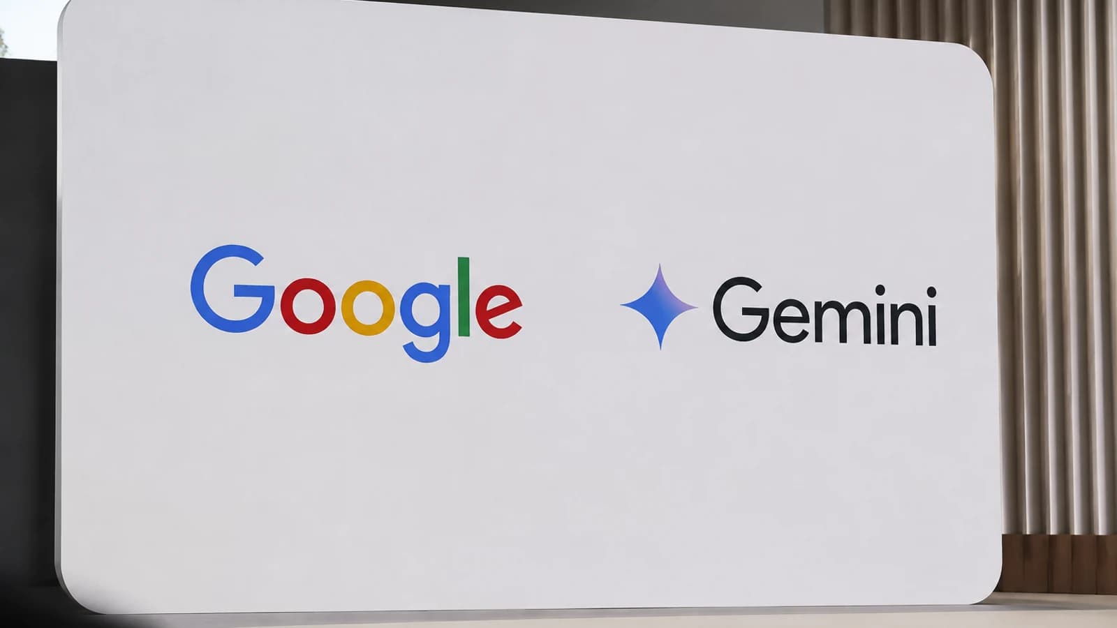 Логотип Google и Gemini на презентации компании