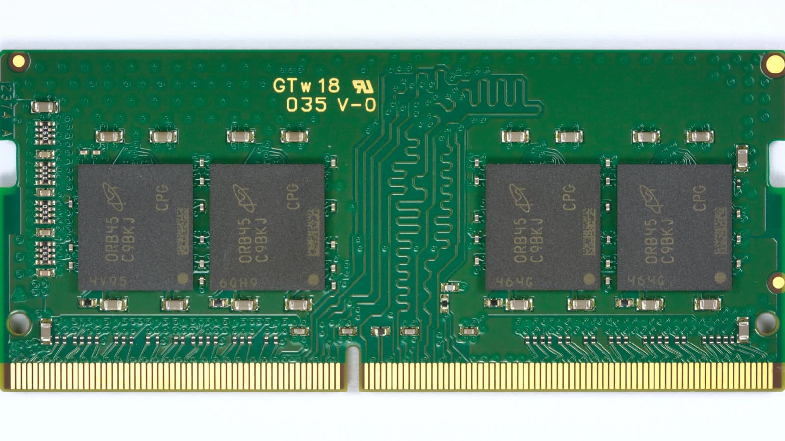 Зелёный модуль оперативной памяти DDR4 с четырьмя открытыми чипами на белом фоне.