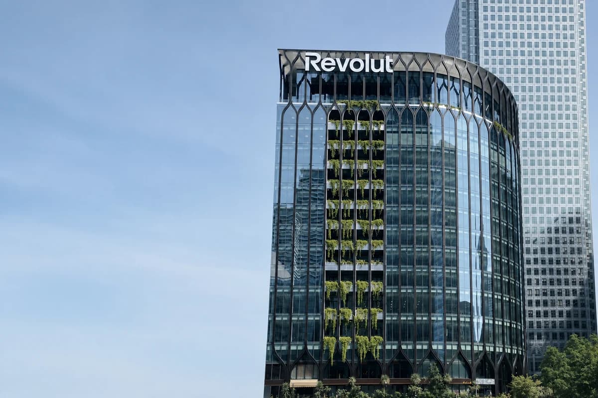 Вывеска Revolut на офисе компании