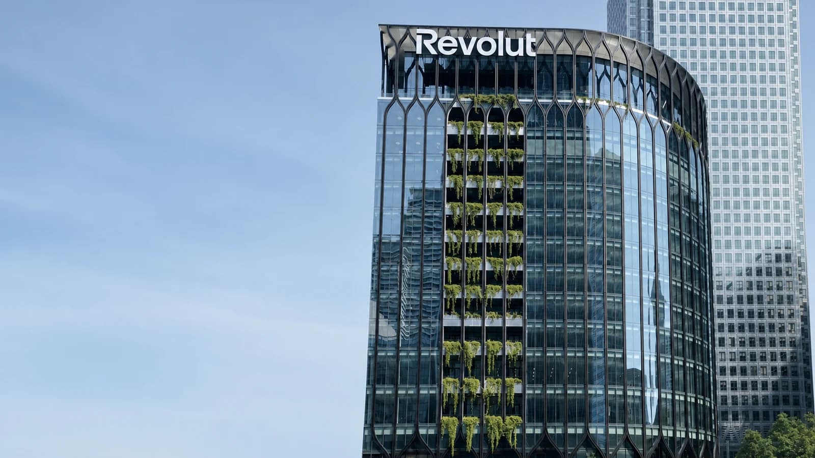 Вывеска Revolut на офисе компании