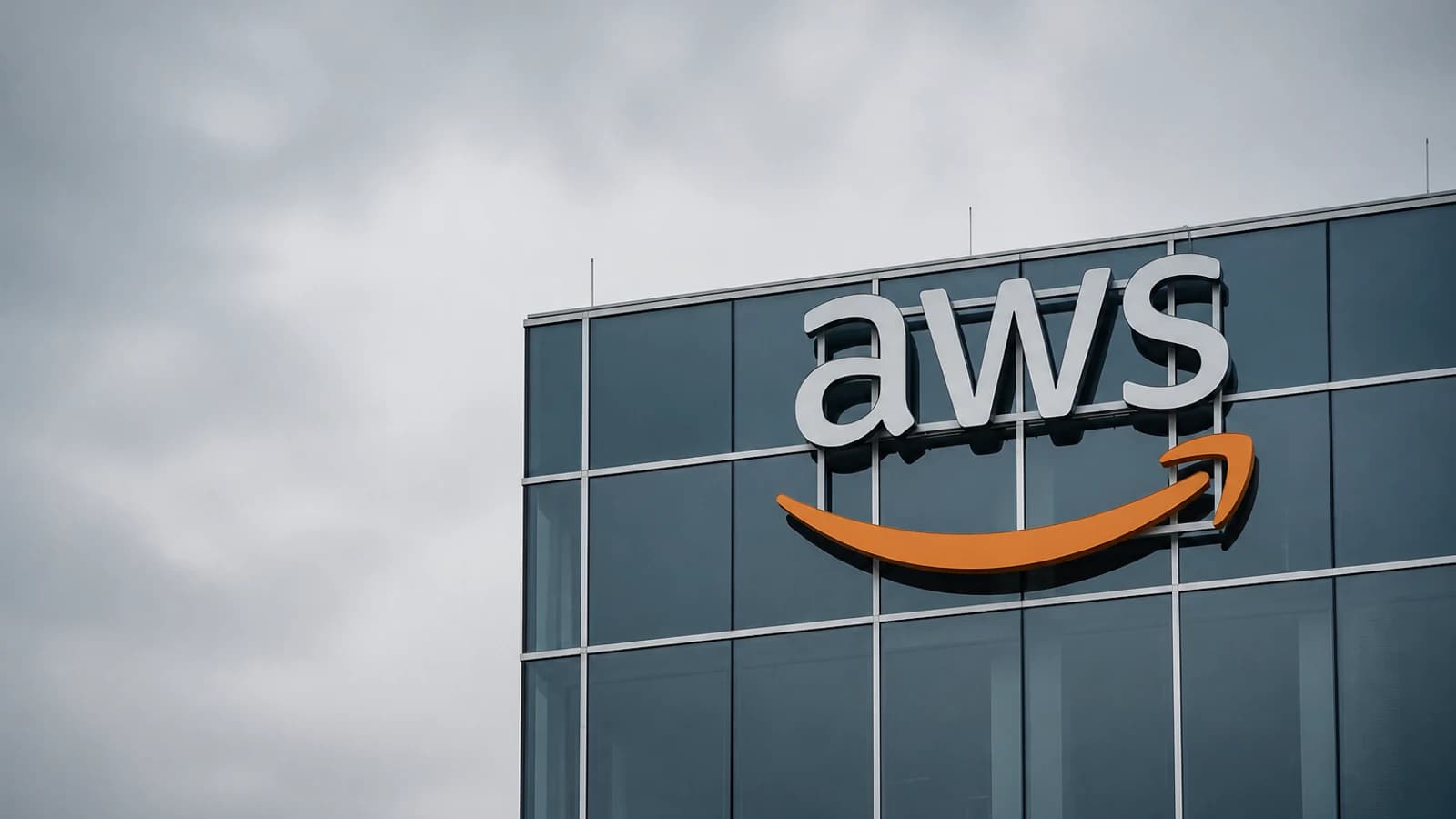 вывеска Amazon Web Services