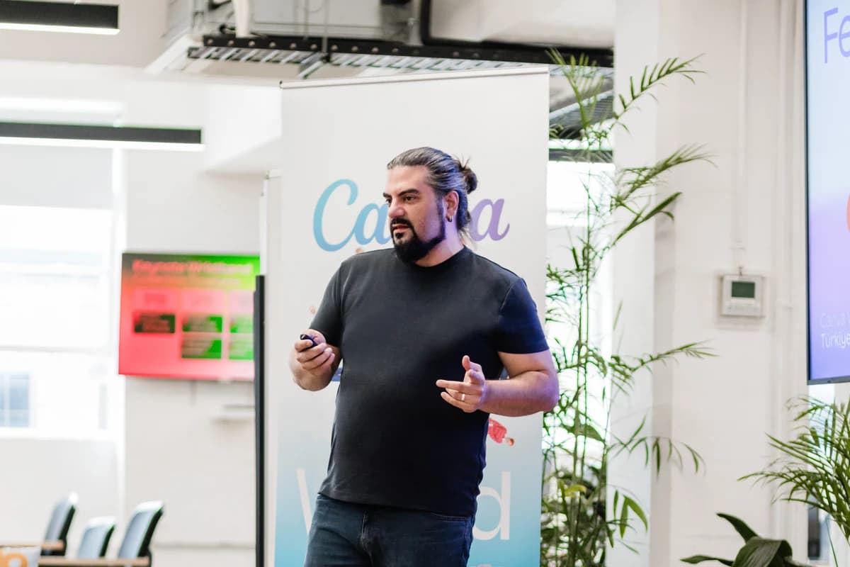 Мужчина выступает в офисе на фоне стенда Canva