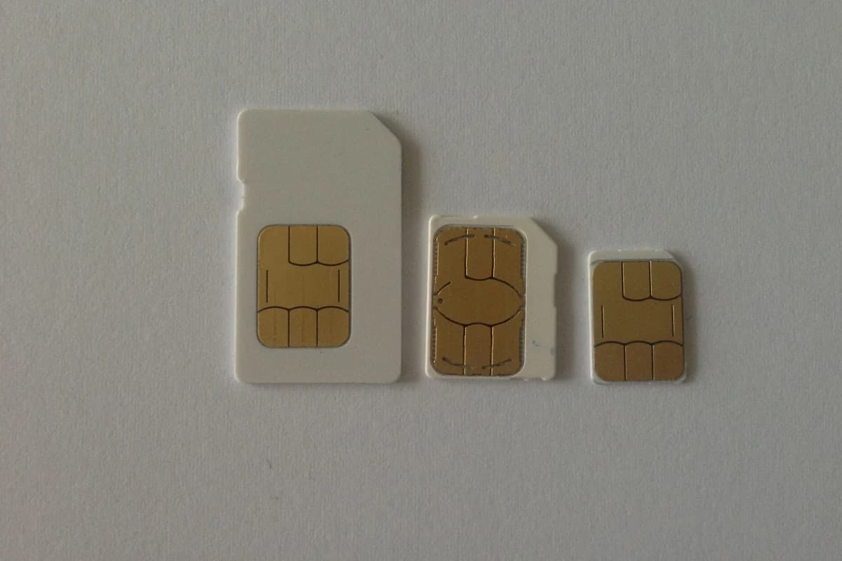 Три SIM-карты разных размеров на светлом фоне