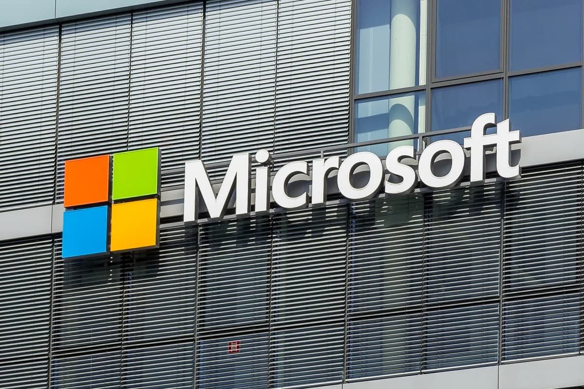 Логотип и вывеска Microsoft на фасаде современного здания