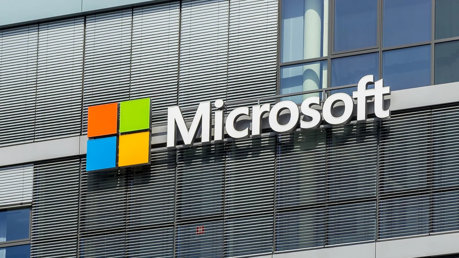 Логотип и вывеска Microsoft на фасаде современного здания