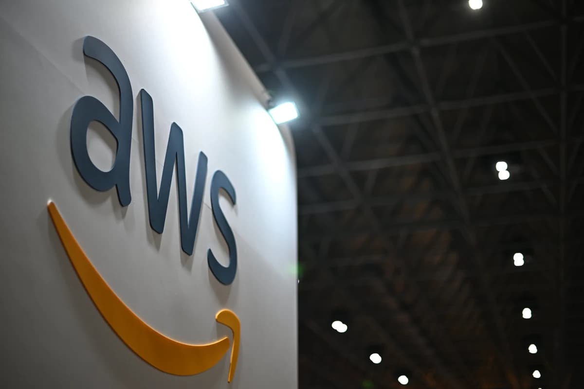Крупный план логотипа AWS на стене выставочного стенда